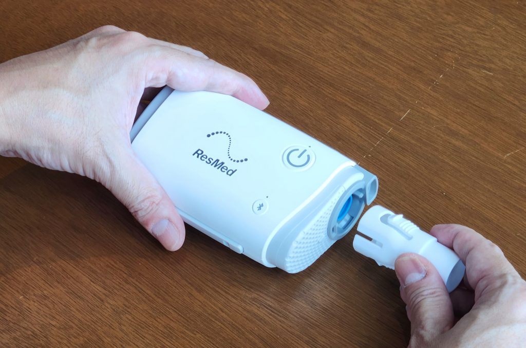 小型CPAP AirMini本体とチューブを標準チューブを接続するコネクター