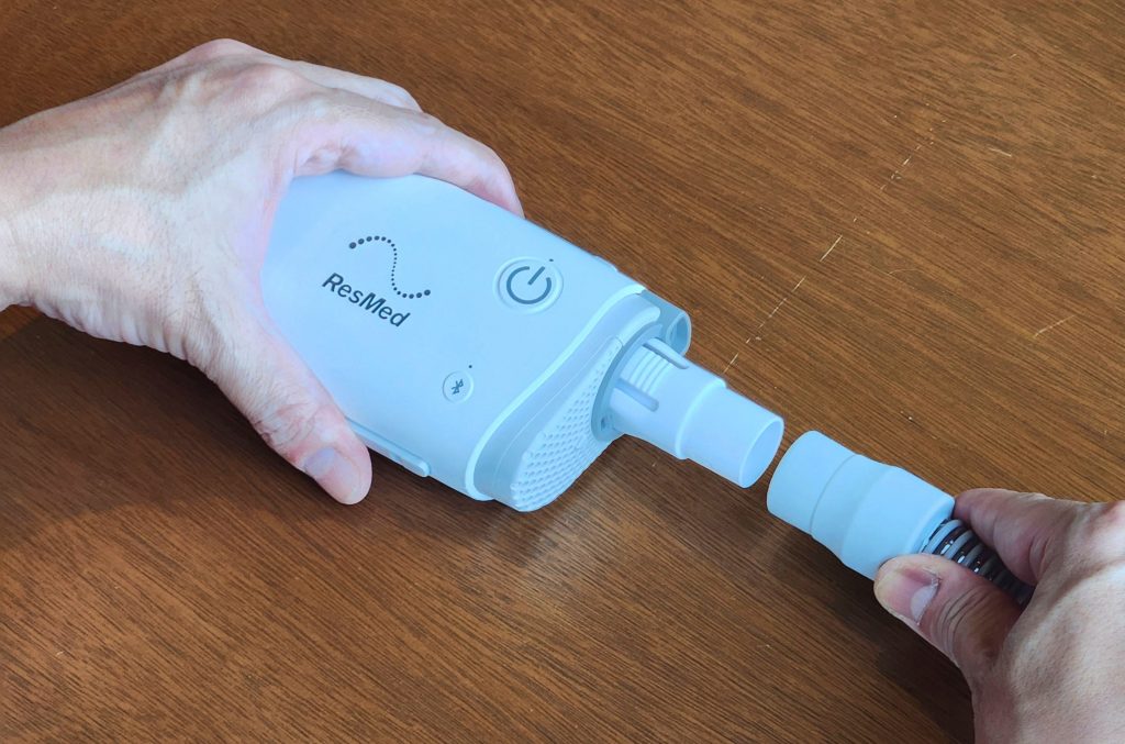 小型CPAP AirMini本体とチューブを標準チューブを接続するコネクター