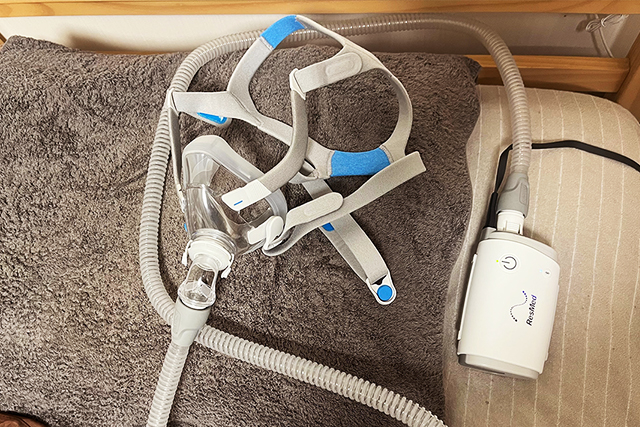 ResMed社製携帯型CPAP「AirMini」体験談｜“うるさい”は本当？ 最小・最軽量モデルを徹底レビュー