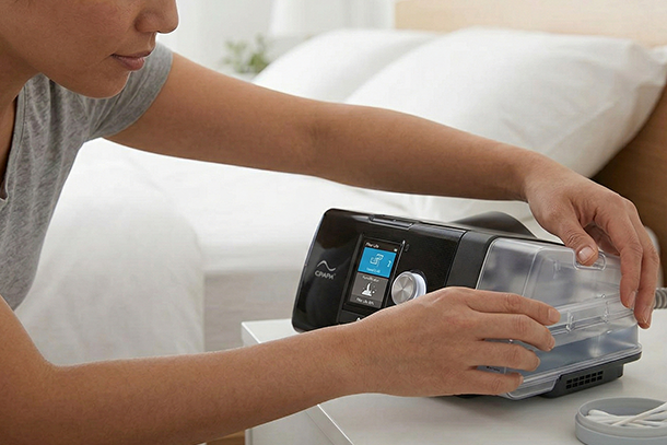 CPAPの加湿設定を調整する様子